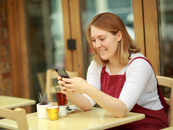 woman-in-coffee-shop
